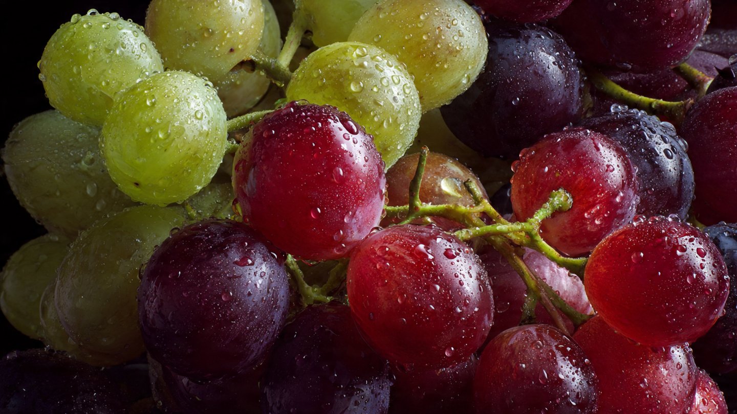 Easy Hack to Grow Seedless Grapes at Home Using Simple Techniques